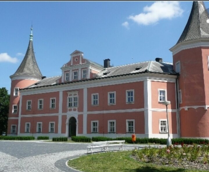 Dne 13.10. 2022 žáci navštívili sokolovský zámek, kde si mohli prohlédnout výstavu historie regionu od pravěku do poloviny 20. století.