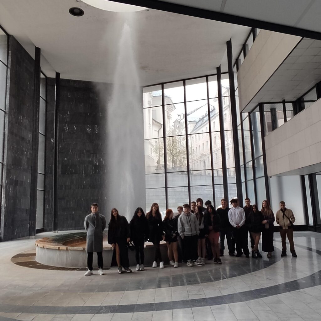 Oddechnutí po přijímačkách: Žáci v karlovarském divadle hledali paralely v Čapkově Bílé nemoci